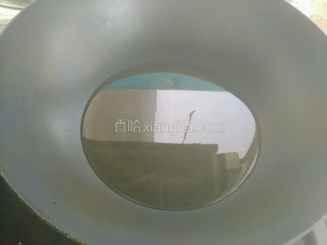 锅里放入少许油