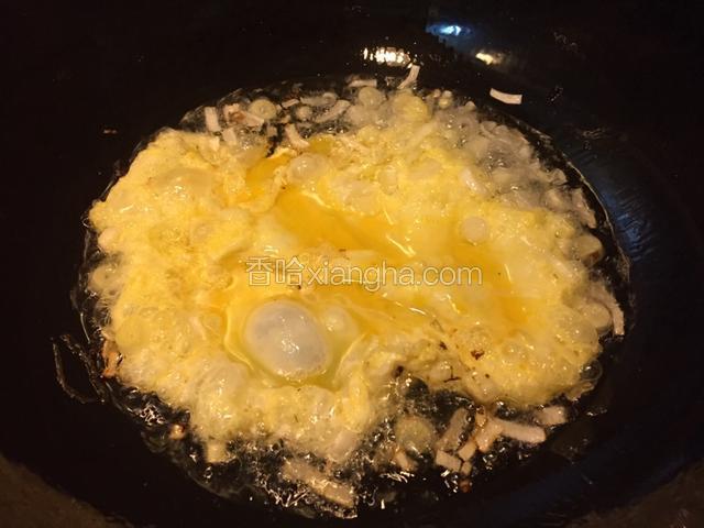 热锅冷油，油热加入葱花炒香加入鸡蛋摊成蛋饼打散盛出备用
