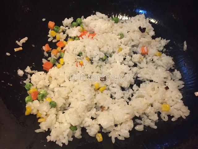 加入米饭用铲子将米饭打散
