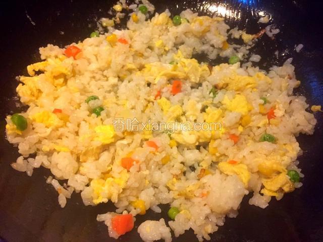 加入鸡蛋，撒适量盐翻炒均匀
