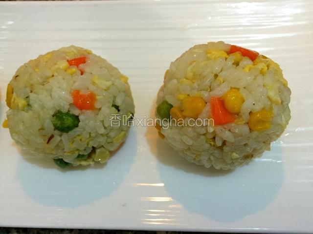 用保鲜膜封好做成饭团
