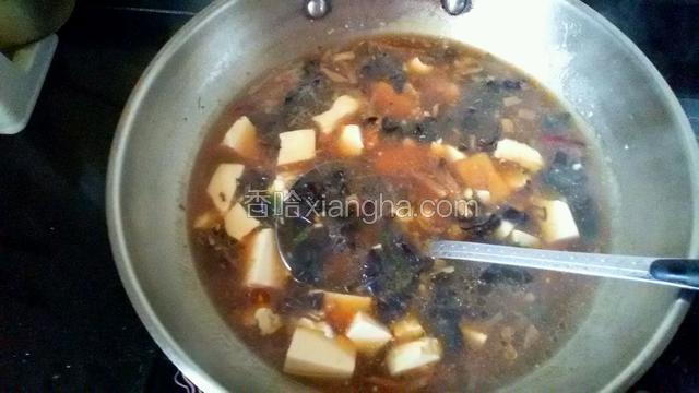 开锅煮2-3分钟，加入水淀粉，淋入香油即可。