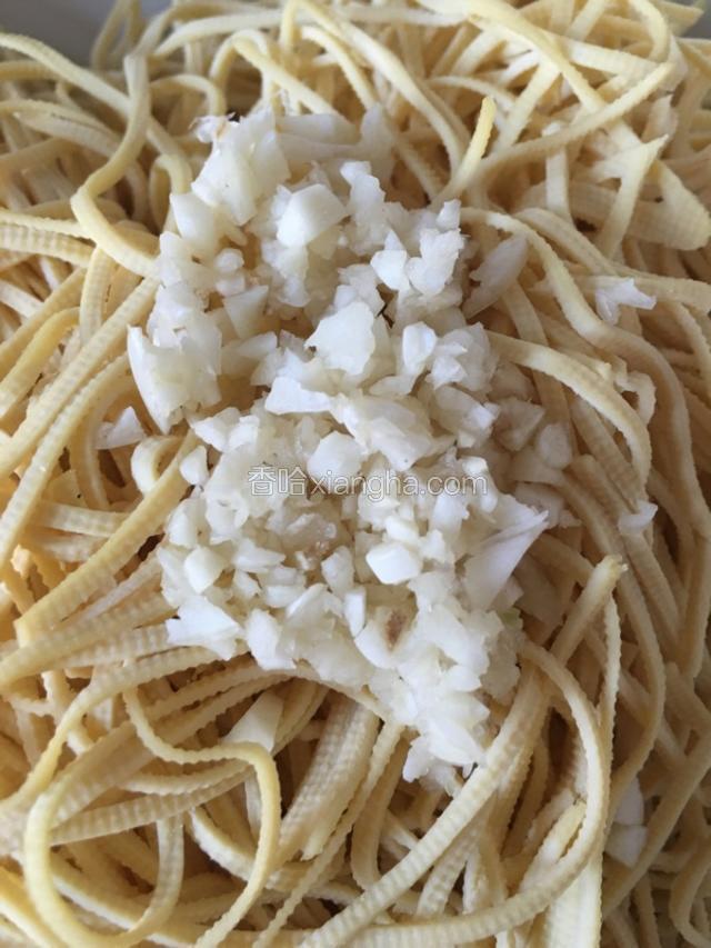 干豆腐切长丝备用
