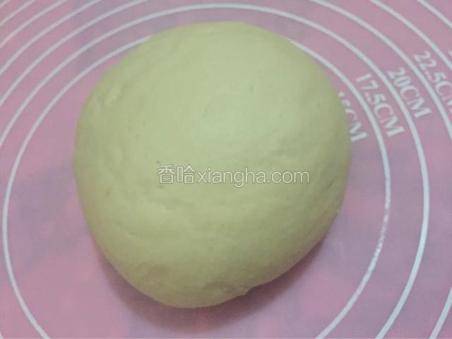 圣女果汁加热倒入面粉和成面团（小心烫手，可以用筷子搅拌不烫手在和）静置二十分钟。
