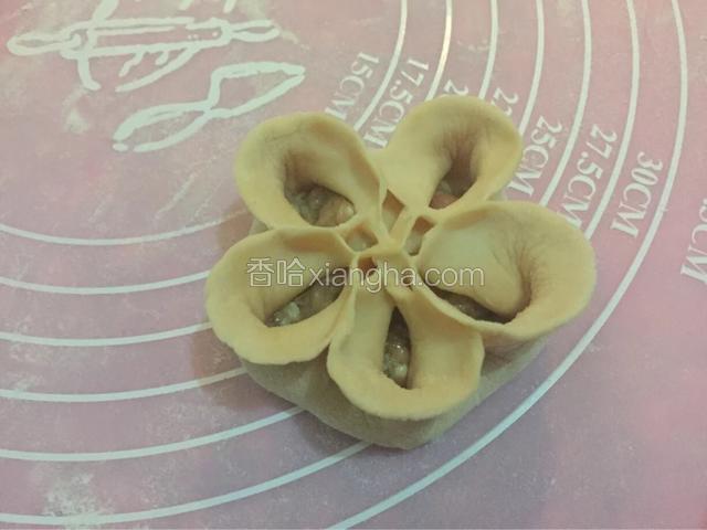 用手整理出花瓣，把相邻的两个边捏紧如图
