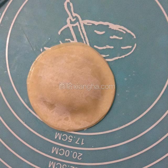 再盖上一张饺子皮。