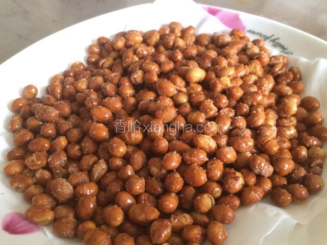 上面撒适量椒盐，翻拌均匀，喜欢辣的还可以放一些辣椒粉等，总之可依据个人口味随意添加，喜欢原味的只要撒一些精盐就可以了；