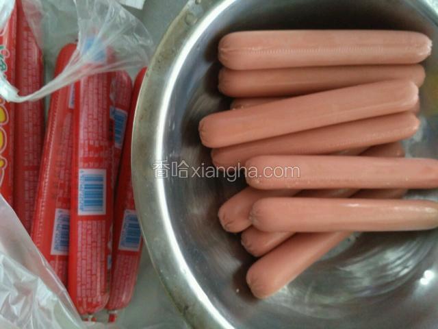 趁这时间火腿扒皮，分三节，每节再对半后再切三份。因为火腿肠给曝光很多次，还是给孩子少吃为妙，所以切小点意思下。
