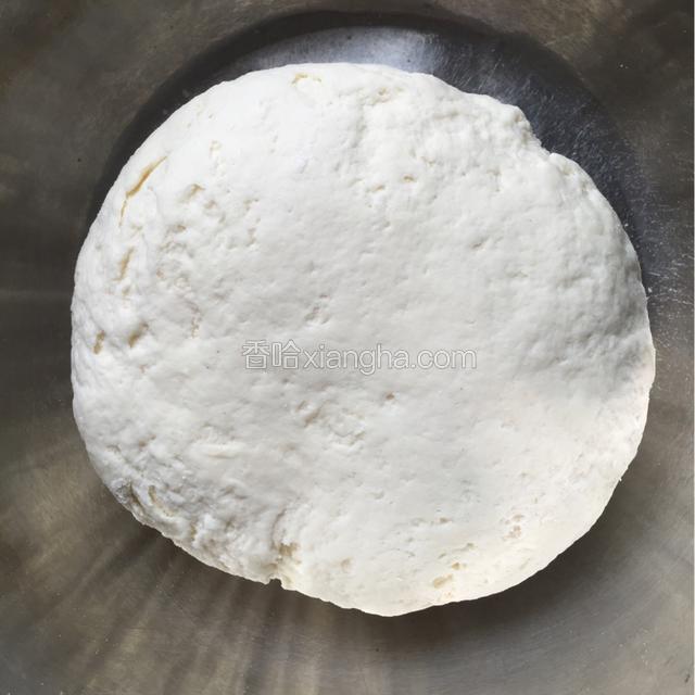 面粉加水和成较硬面团，静置半小时；