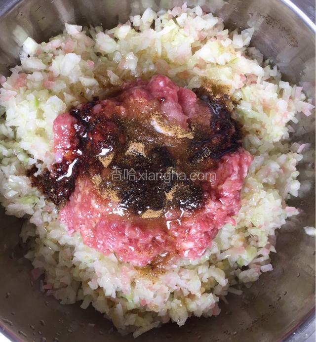 加入所有调料；