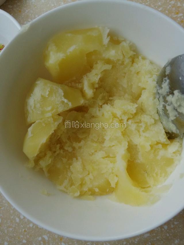 土豆上锅蒸熟，压成泥。