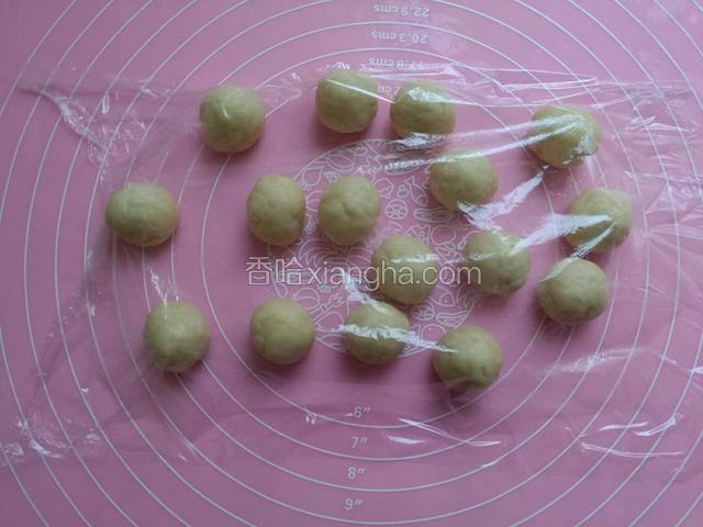 将面团揉成圆球，分成16等分，盖上保鲜膜，静置松弛半个小时。