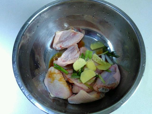 鸡翅里加入料酒，生抽，盐，葱和姜