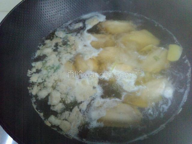 水滚后关火，洗净鸡翅沥干