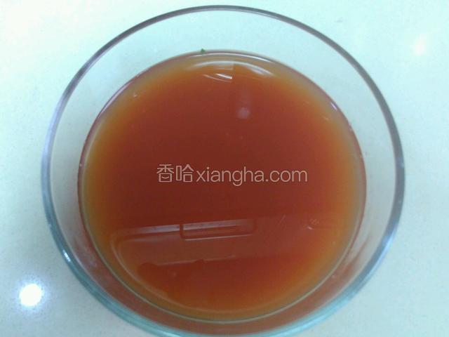用番茄酱和糖和少许盐调一个酱汁