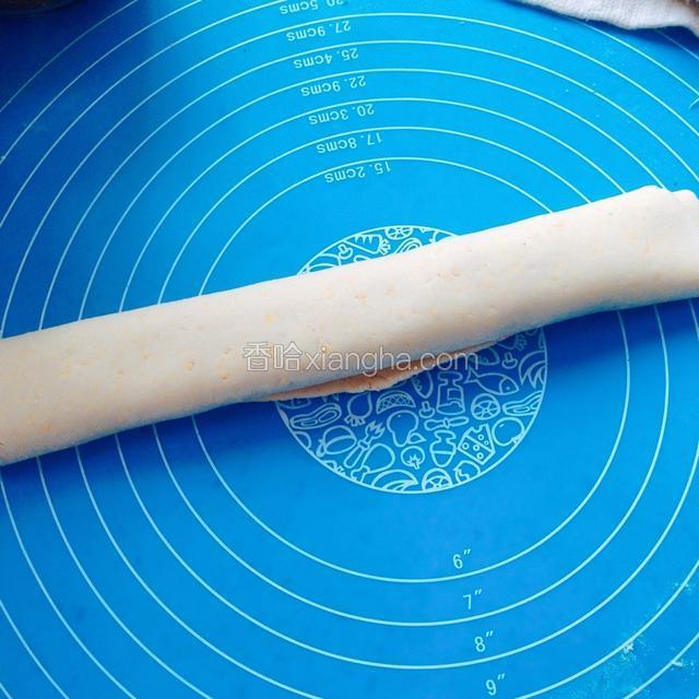将大饼卷起来，均匀的切成几块