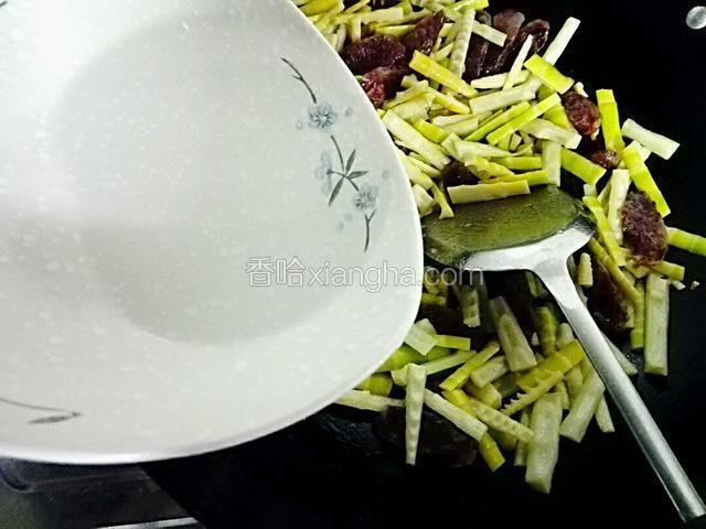 然后加入适量水，煮几分钟
