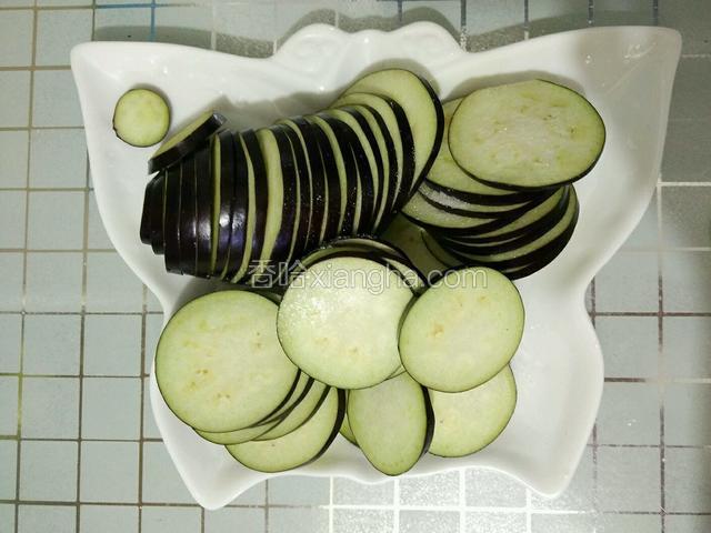 茄子切薄片，放盐腌制10分钟。