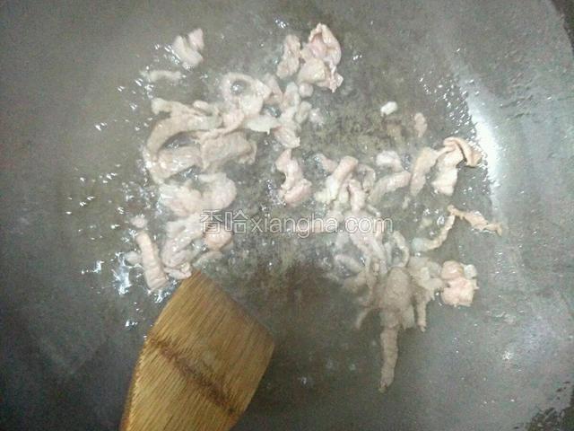 锅内倒入适量油，把肉煸炒一下。