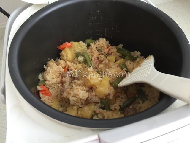 饭焖好了上下拌匀如图。