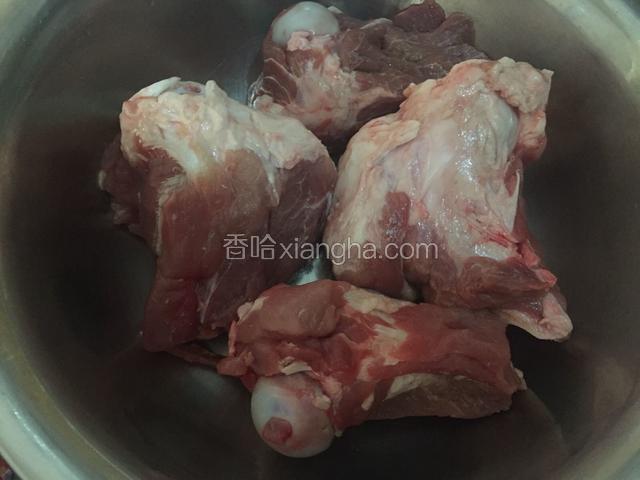 新鲜大棒骨冷水洗净，可以多换几次水
