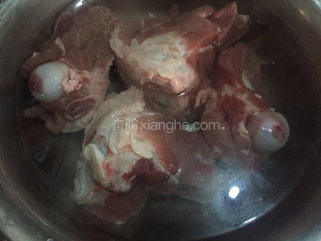 冷水加入棒骨煮开焯去血末，用冷水反复冲洗干净
