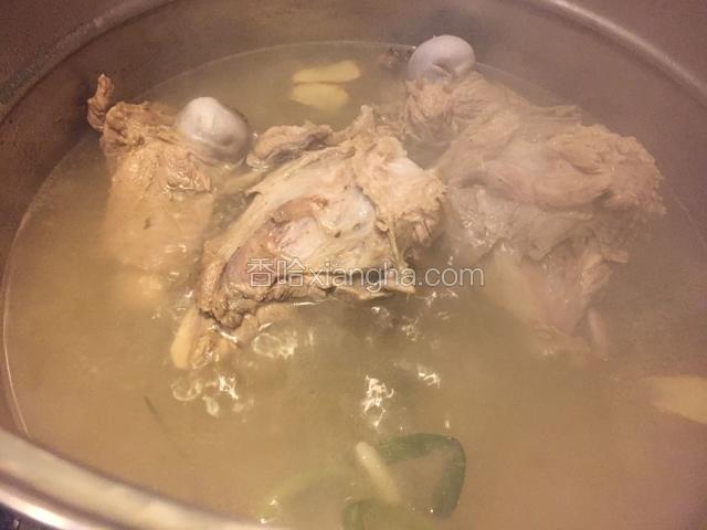 大火烧开滴入白醋和料酒转小火炖煮两个小时
