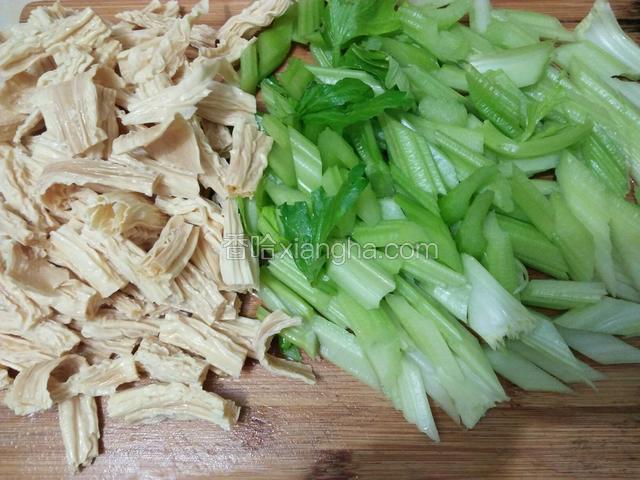 将西芹斜切，腐竹切条
