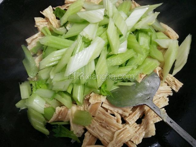炒一炒加入西芹