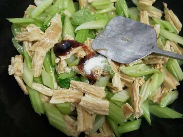 然后放入盐，料酒，耗油