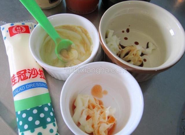 烘烤15～20分钟，熟了即可取出。在此期间可以制作沙拉酱，我做了三种不同的口味：沙拉酱+酱油、沙拉酱+芥末、沙拉酱+辣椒酱。