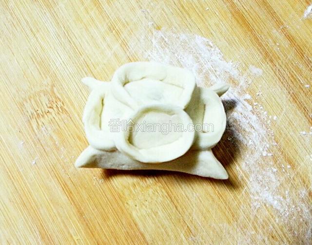 下面的两个也捏在一起，形成四个圆形