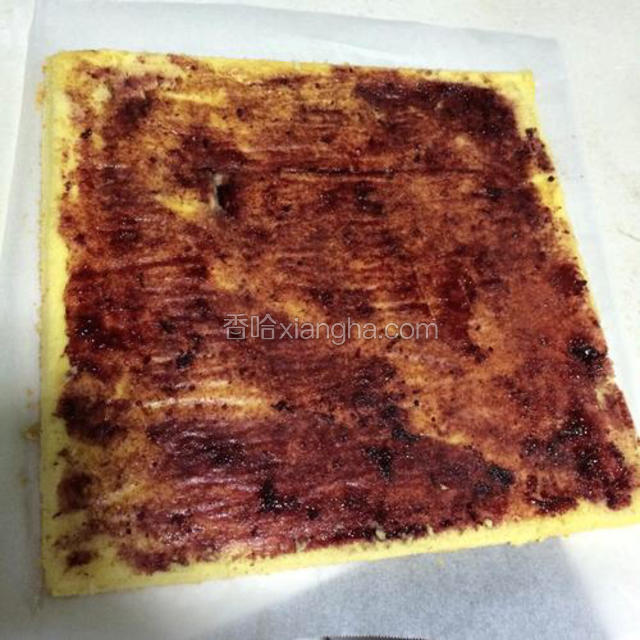 切去四周的蛋糕边，抹上果酱，我这里抹的是桑葚果酱。