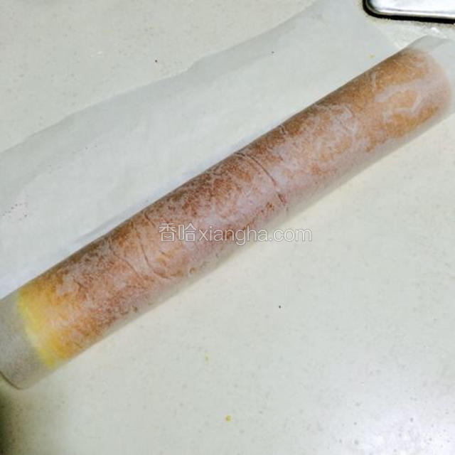 把蛋糕卷起来。