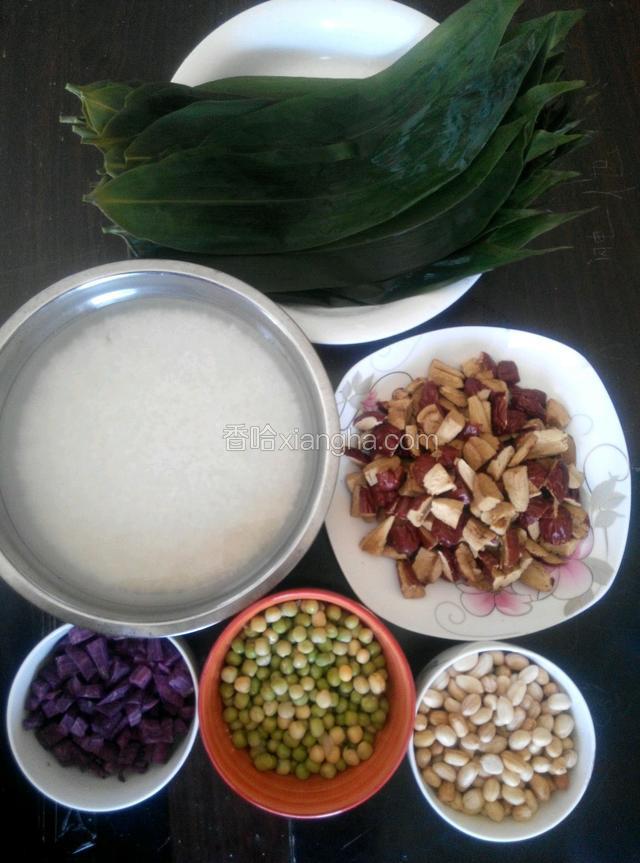 准备食材，糯米，豌豆，花生米前浸泡12到24小时，大枣用刀剔除枣核，枣肉切成块状，紫薯切小块……