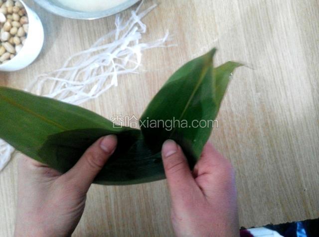 粽叶向中间靠拢