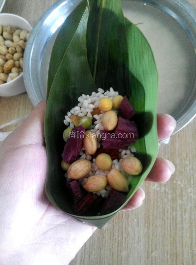 在铺一层糯米，然后放上花生米紫薯豌豆