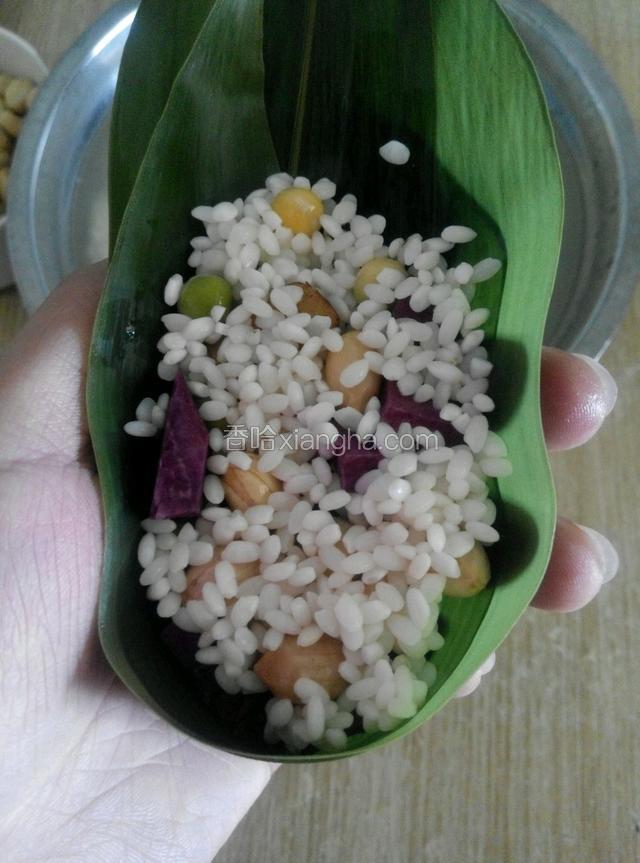 最上面在铺一层糯米，粽子馅就装完了，馅要装适量，因为熟了是会涨的，装太多馅会漏～