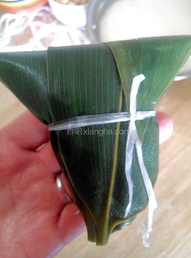 这一步就是用绳子把粽子捆起来就ok了
