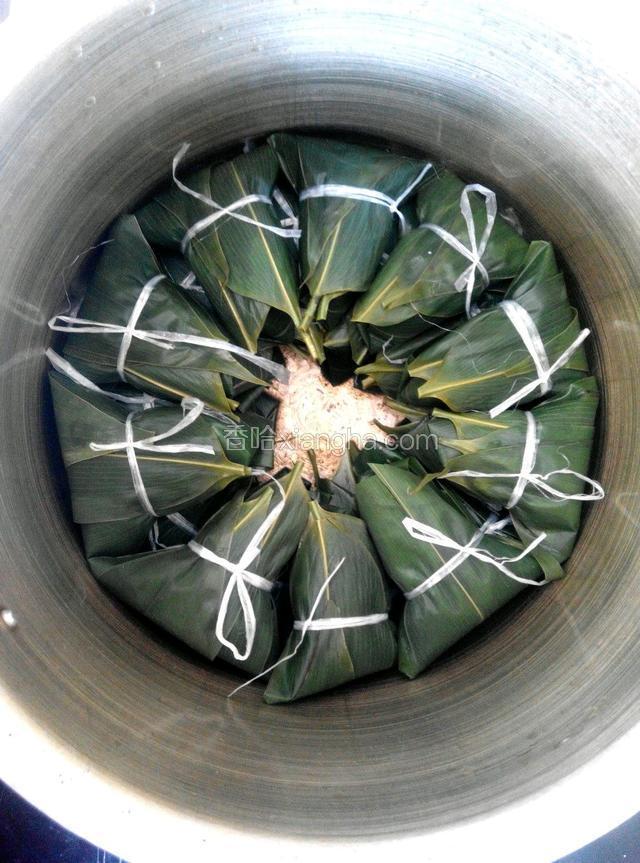 然后整齐的码放到高压锅里，如果有重石的话，可以在上面压上一块石头，这样煮不爱跑米，紧实口感好，放大概没过粽子五厘米的水。开火上气之后稍微转小一点火25分钟就好了，闷到气没有了就可以开盖了！