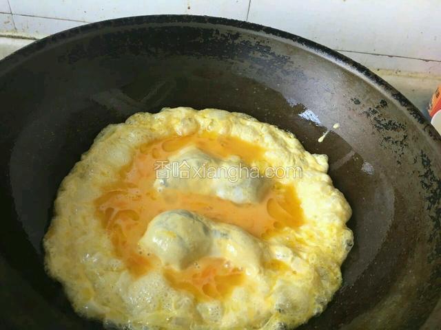 下入鸡蛋炒熟。