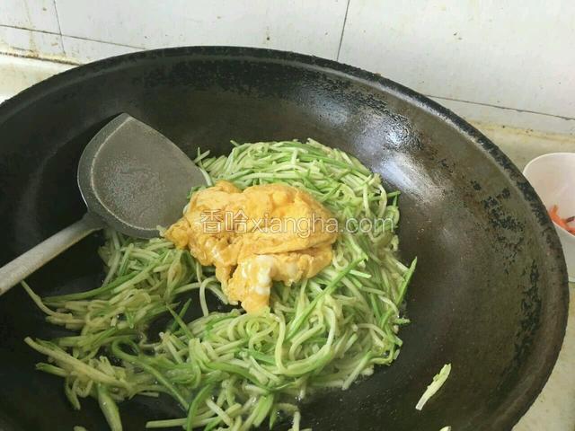 爆炒西葫芦1分钟以后，放入炒好的鸡蛋，放入盐，鸡精，搅拌均匀。