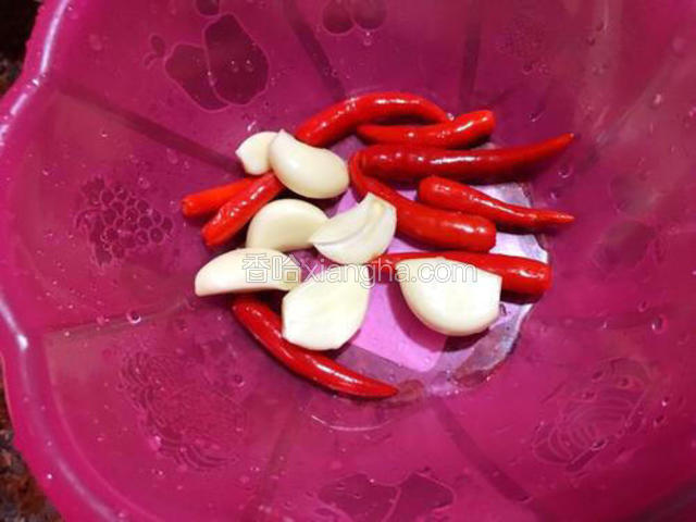 蒜粒和小米辣洗净切好
