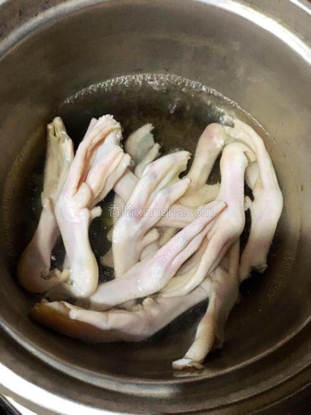 放进鸭脚焯熟（5分钟左右）