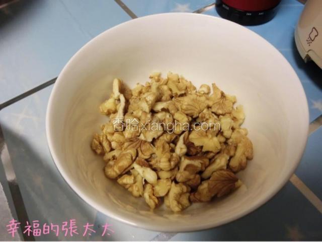 首先要剝核桃，這個工作可以交給老公，讓他參與一下喔。
而且這是力量的工作！
