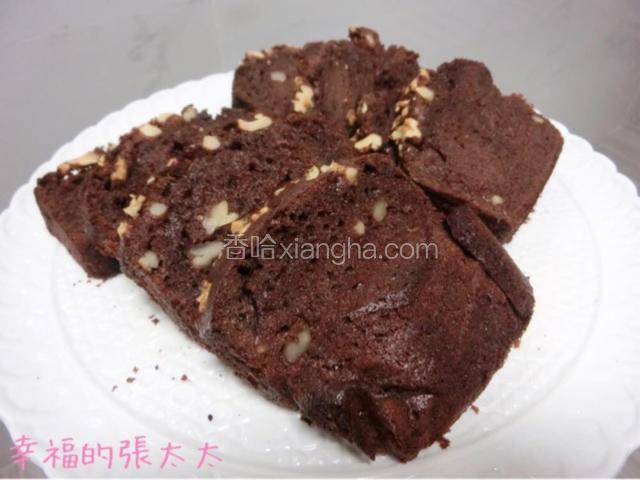 然後可以把蛋糕切成一片片。
小心燙手，因為裡面還是會很熱的。