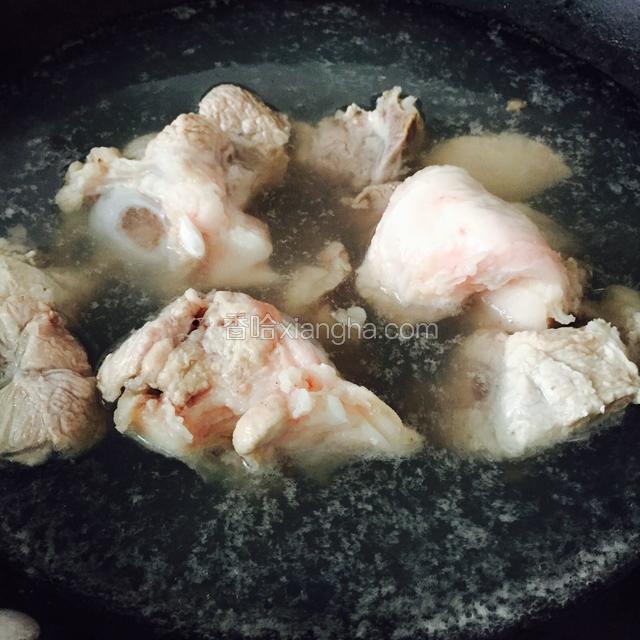 锅中放入水烧开倒入大骨头烫下捞出洗干净
