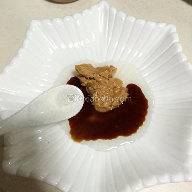加入少许盐。如果生抽放多了，那么盐也可以省略的。