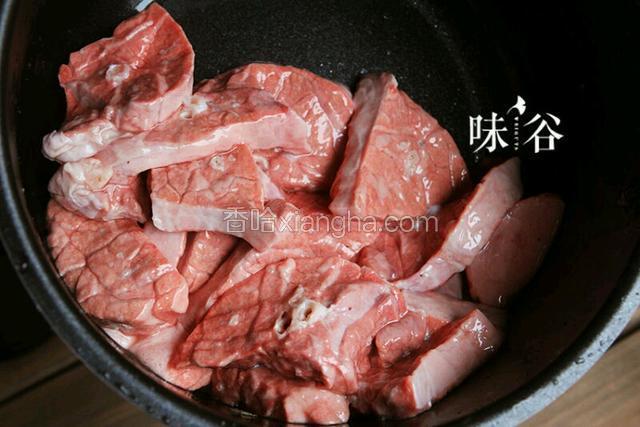 清洗猪肺：手抓肺叶用力把水挤出来，反复多遍把脏东西和血水都洗掉
猪肺切块用盐抓，再用清水冲洗（不用切太小，煮熟后会缩小的）