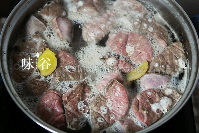
飞水：水滚后放入猪肺，姜片滚煮。这时会有很多泡沫，差不多了就捞起用水冲洗干净